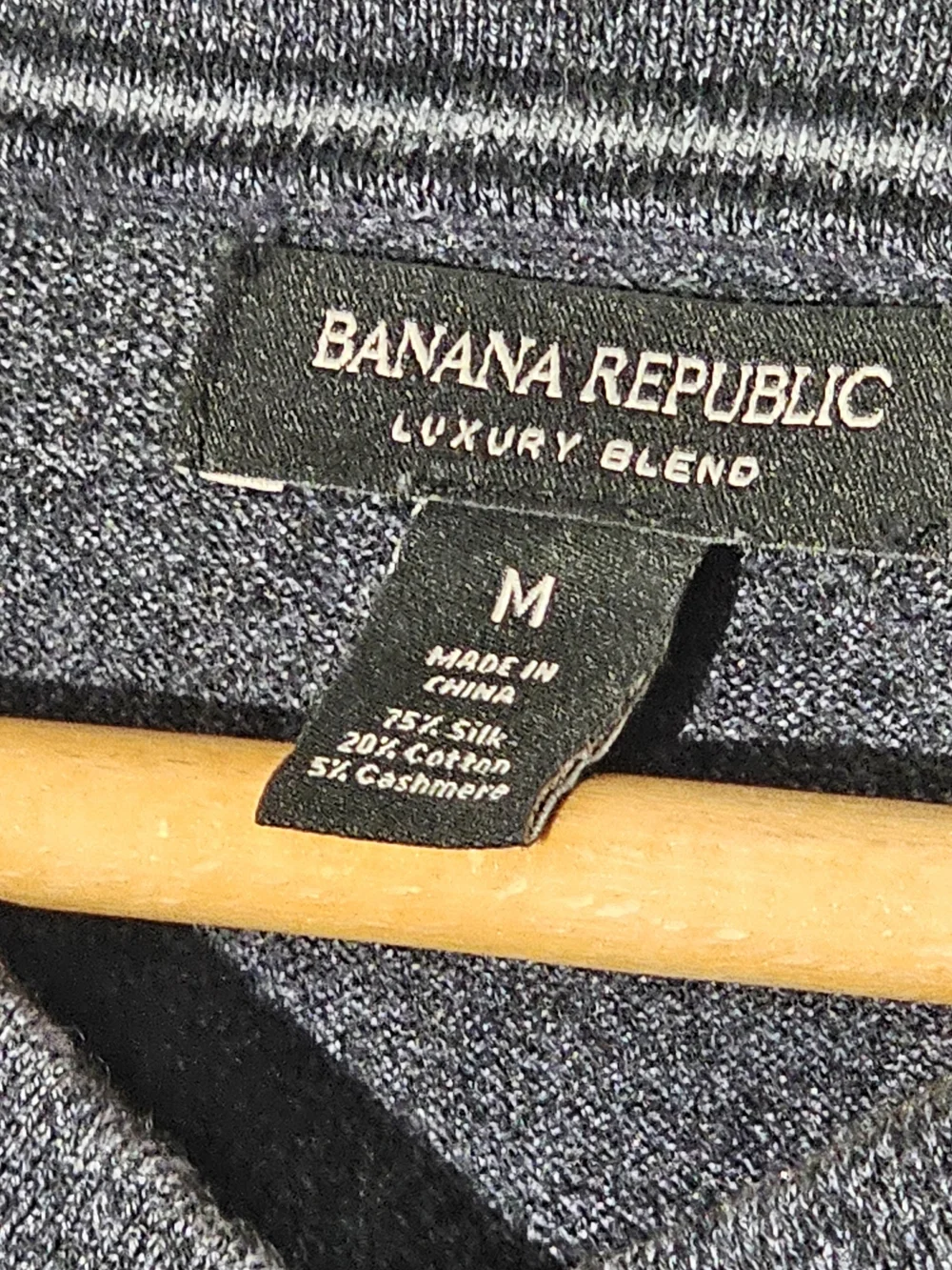 Banana Republic Luxury Blend V-Neck Sweater Men’s M Gray 75% Silk Cashmere